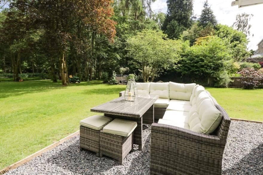 LITTLE BECK, pet friendly, with hot tub in Lakeside