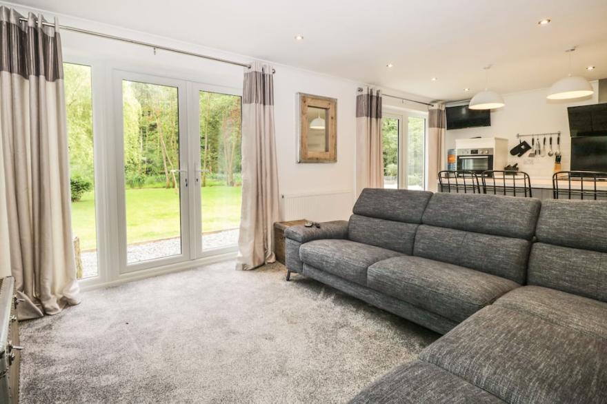 LITTLE BECK, pet friendly, with hot tub in Lakeside