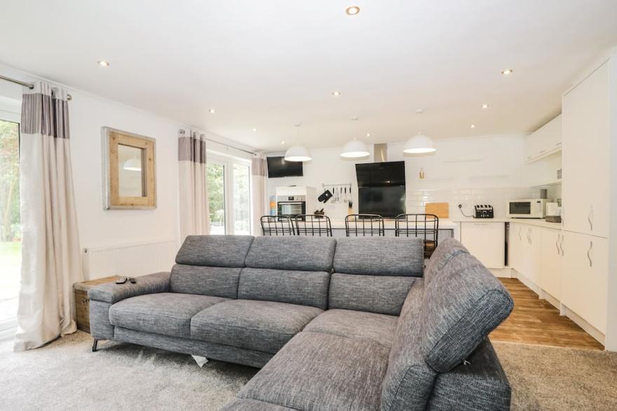 LITTLE BECK, pet friendly, with hot tub in Lakeside