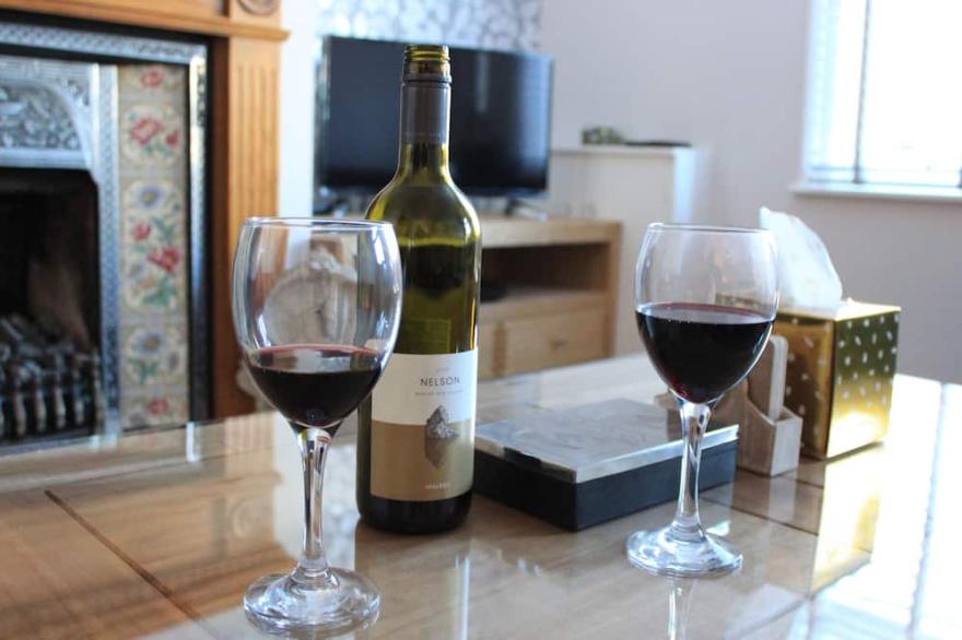 Arden Holiday Lettings Stratford with parking sleeps 4/5 has dishwasher!