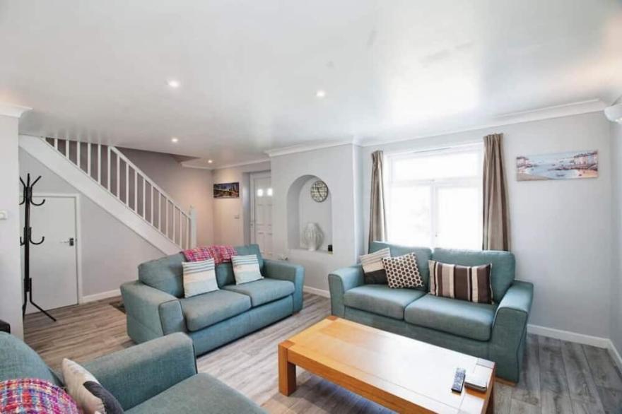 Contemporary Four Bedroom Spacious Holiday Cottage In Newquay