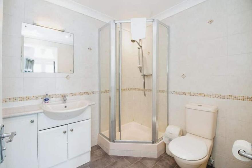 Contemporary Four Bedroom Spacious Holiday Cottage In Newquay