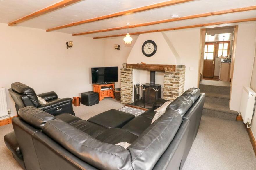 THE COTTAGE, pet friendly, character holiday cottage in Brynhoffnant