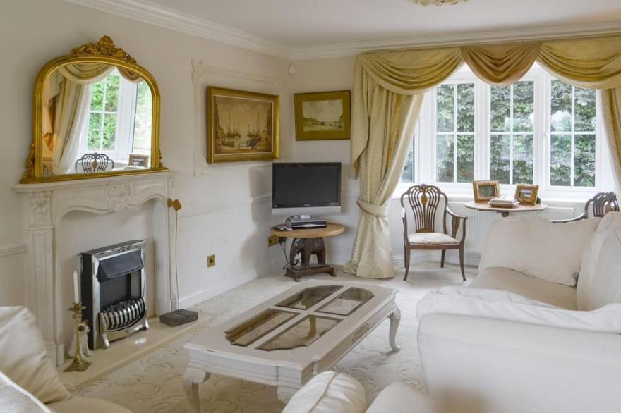 5 bedroom accommodation in Tilney St Lawrence, near King’s Lynn