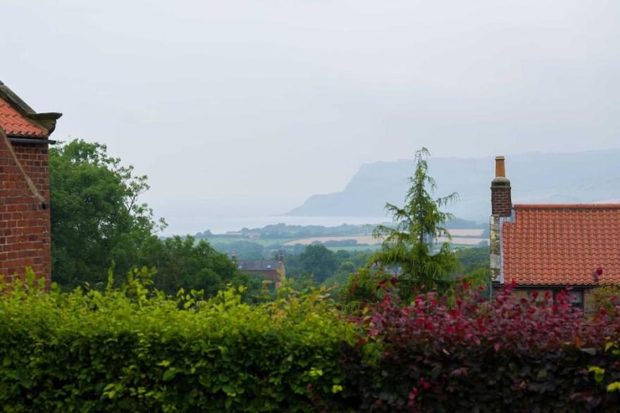 SEAWINDS, family friendly, with open fire in Robin Hood’s Bay