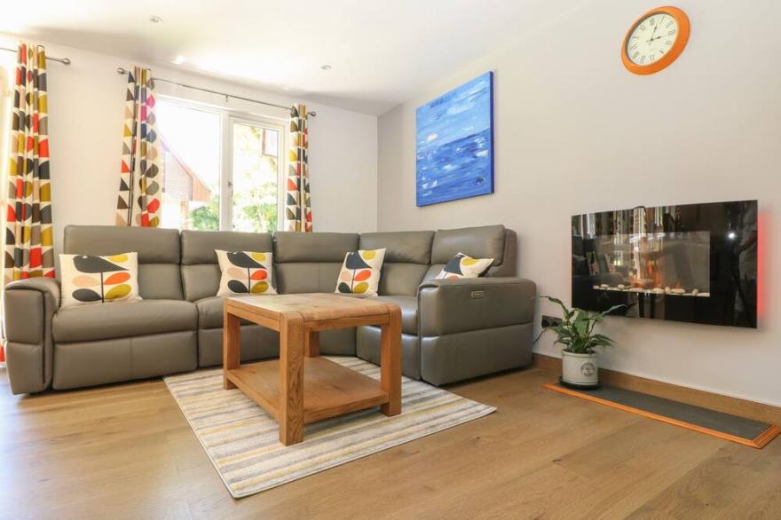 32 TREVITHICK, family friendly, with a garden in Hayle