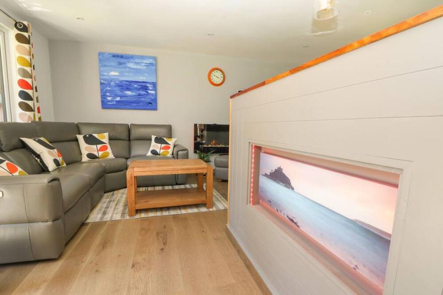 32 TREVITHICK, family friendly, with a garden in Hayle