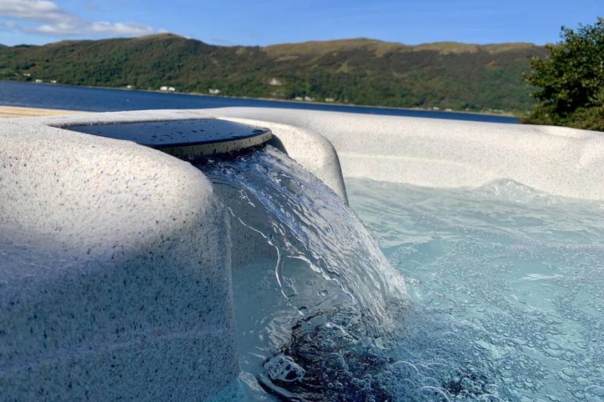 Glenachulish Bay Cottage has a fantastic location right beside the sea with fantastic uninterrupted