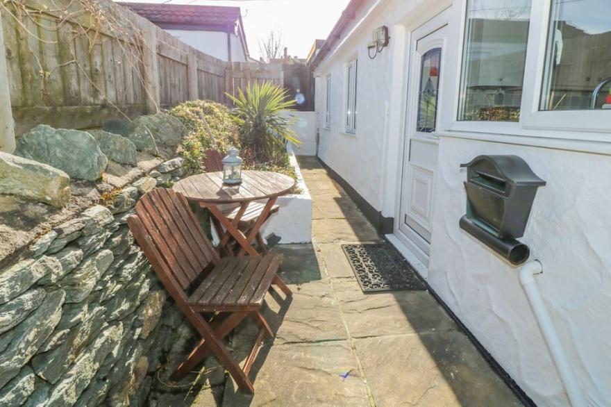 LITTLE NETHERLEIGH, pet friendly, with open fire in Trearddur Bay