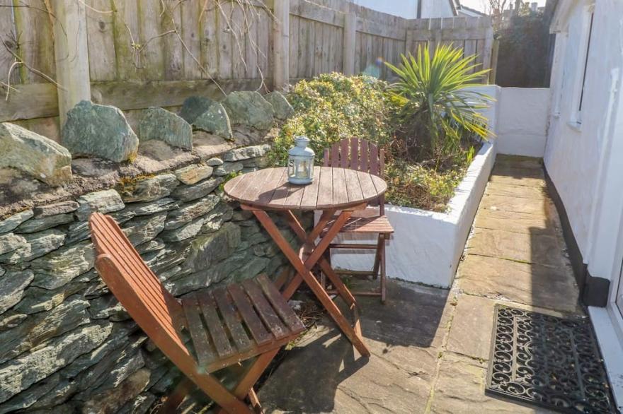 LITTLE NETHERLEIGH, pet friendly, with open fire in Trearddur Bay