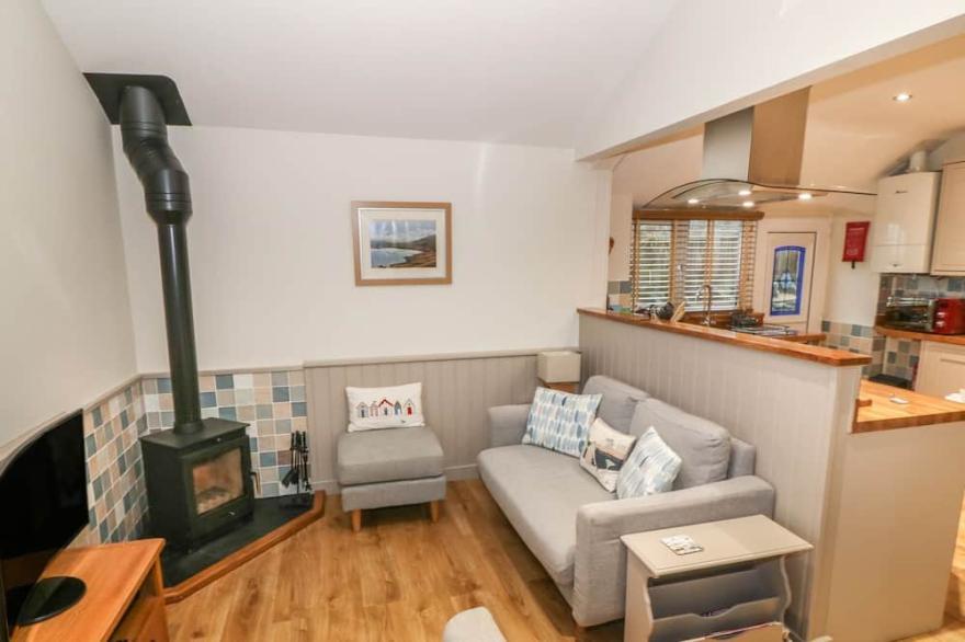 LITTLE NETHERLEIGH, pet friendly, with open fire in Trearddur Bay