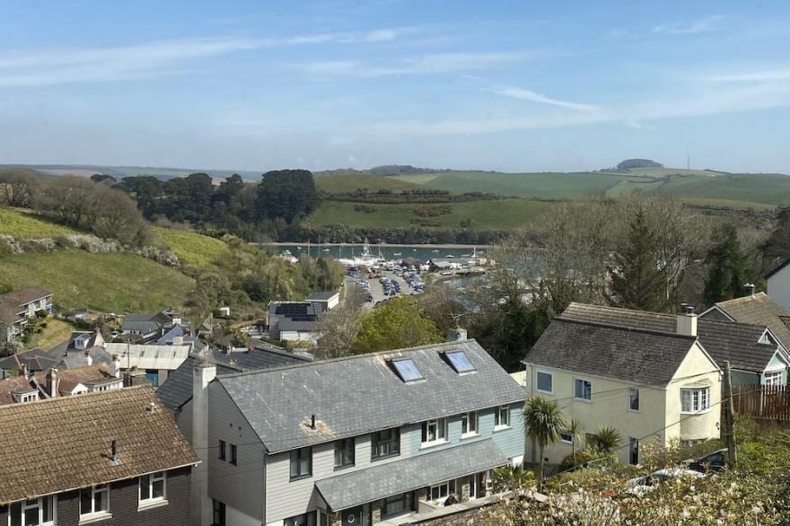 NEW: 5 bedroom house w/estuary views - Newly refurbished - Parking