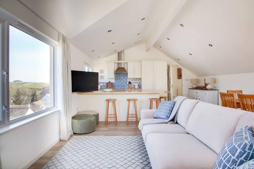 NEW: 5 bedroom house w/estuary views - Newly refurbished - Parking
