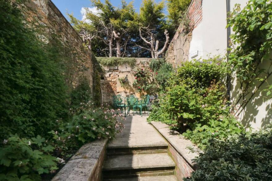 HOWE END COTTAGE, pet friendly, with a garden in Kirkbymoorside