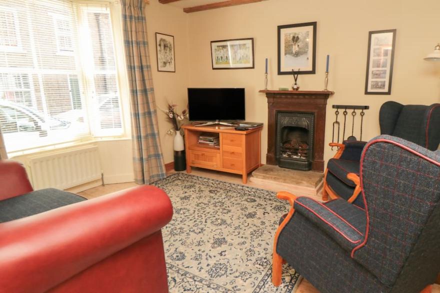 HOWE END COTTAGE, pet friendly, with a garden in Kirkbymoorside