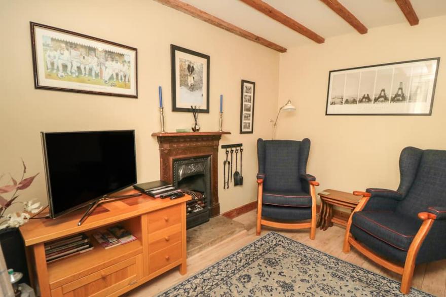 HOWE END COTTAGE, pet friendly, with a garden in Kirkbymoorside