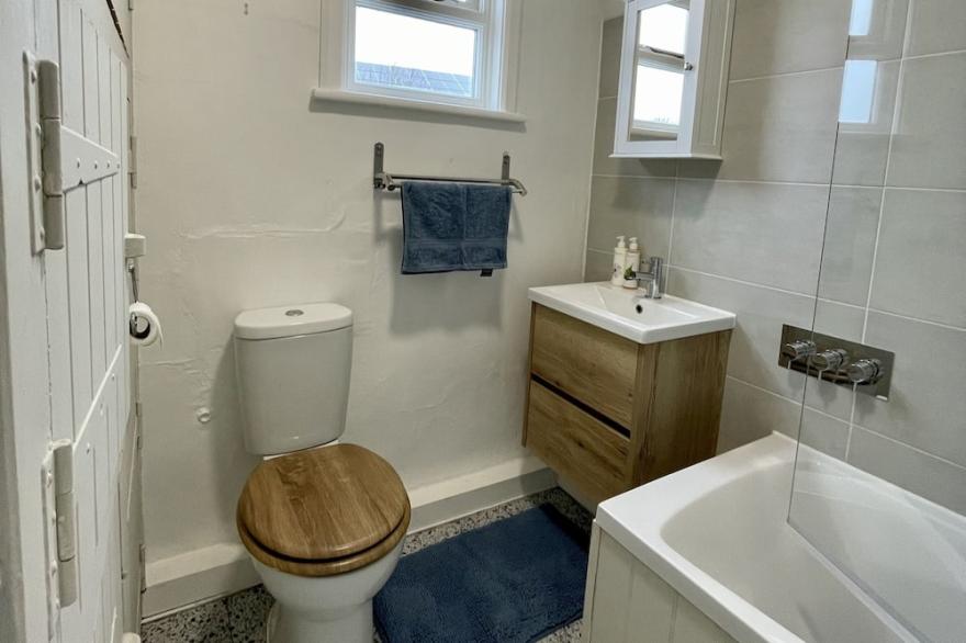 Cosy Coastal 2-Bedroom Cottage with Hot Tub & Log Burner