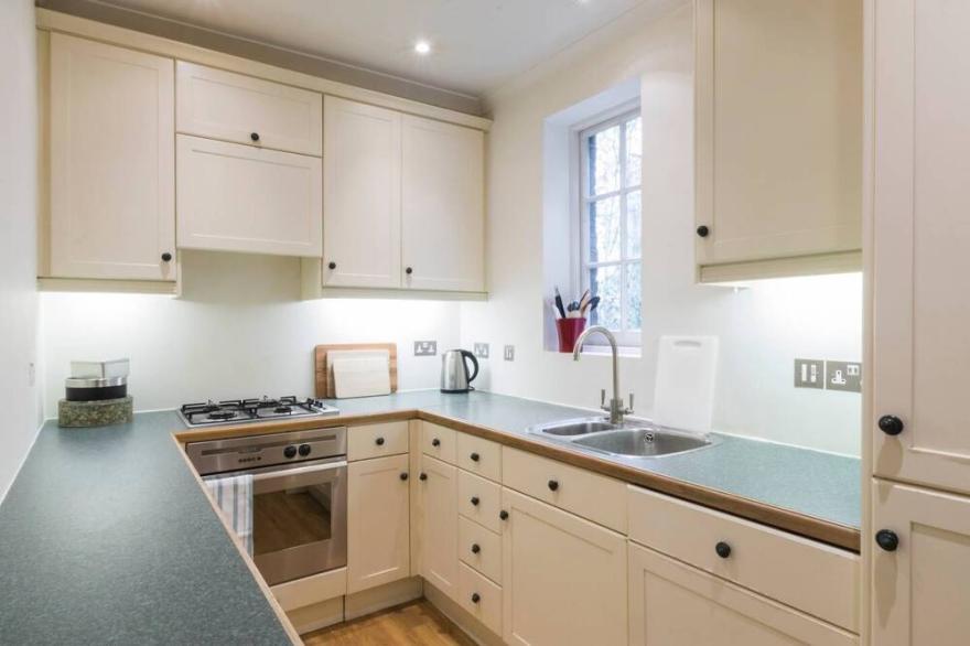 Sweet cobbled mews house - 3bed, Kensington