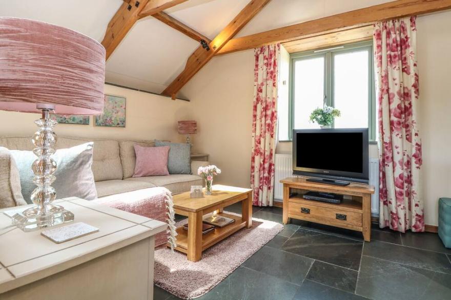 OAK COTTAGE, family friendly, with a garden in Tregony