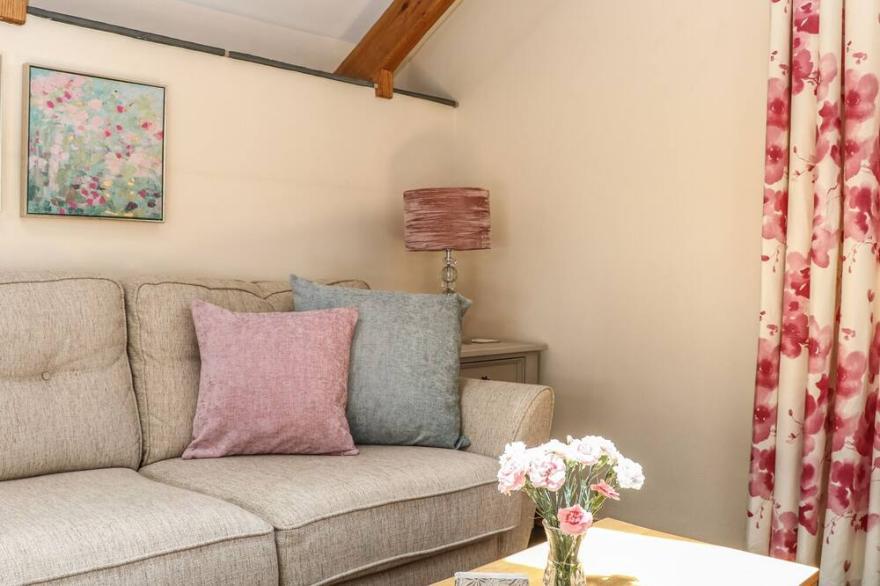 OAK COTTAGE, family friendly, with a garden in Tregony
