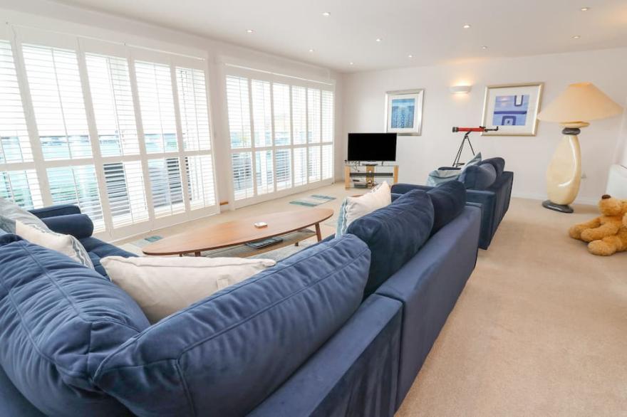 SANDBANKS, pet friendly, luxury holiday cottage in Praa Sands