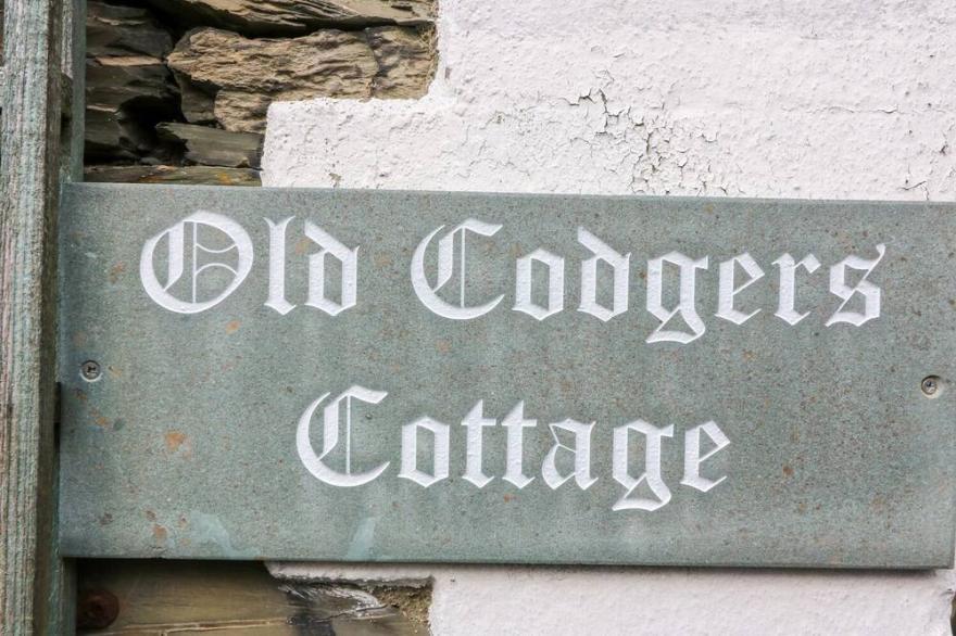 OLD CODGERS COTTAGE, pet friendly, with a garden in Windermere