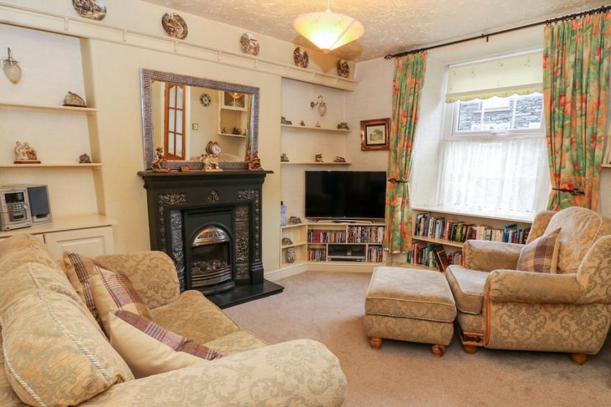 OLD CODGERS COTTAGE, pet friendly, with a garden in Windermere