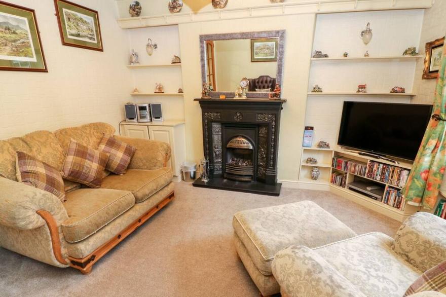 OLD CODGERS COTTAGE, pet friendly, with a garden in Windermere