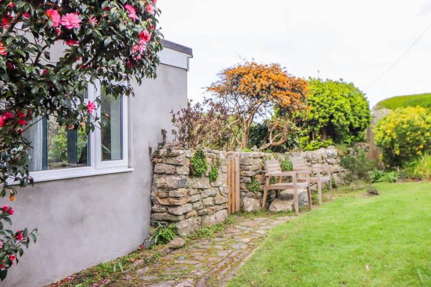 CHY LOWENA, family friendly, character holiday cottage in Pendeen