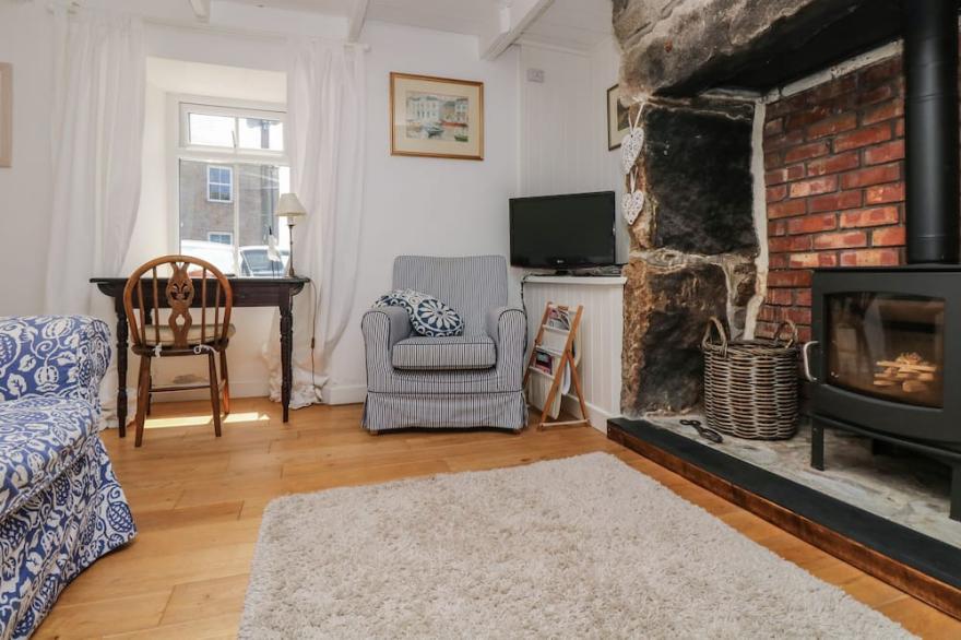 CHY LOWENA, family friendly, character holiday cottage in Pendeen