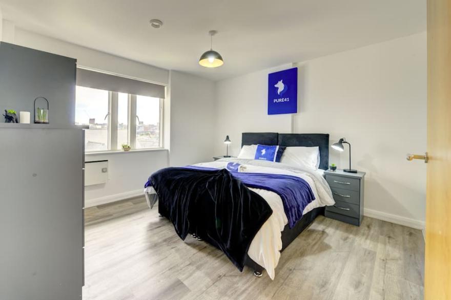 Spacious Penthouse - 2 Bed Apartment with secure parking