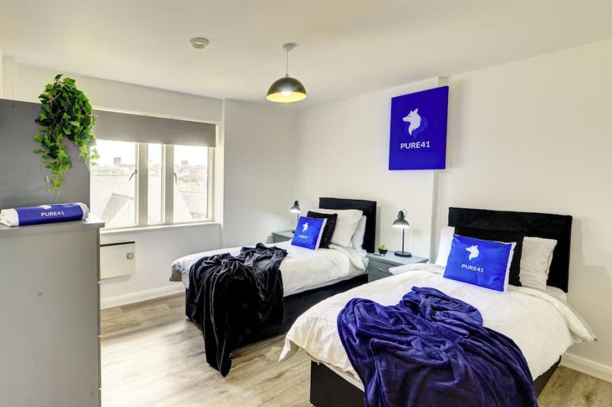 Spacious Penthouse - 2 Bed Apartment with secure parking