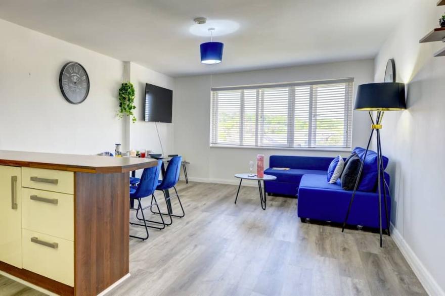 Spacious Penthouse - 2 Bed Apartment with secure parking