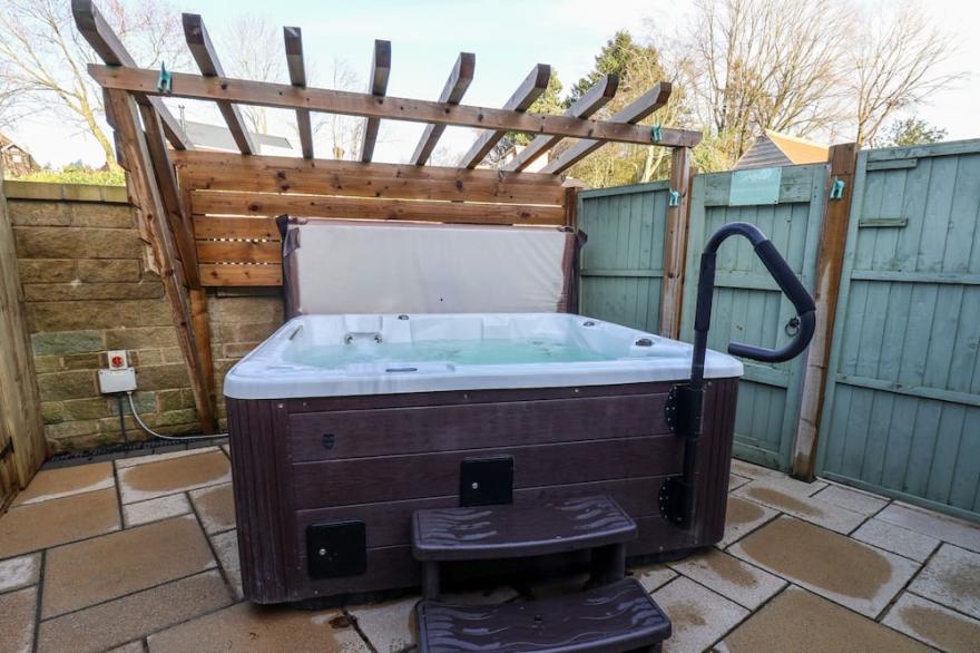 THE PHEASANTRY, pet friendly, with hot tub in Seamer, North Yorkshire