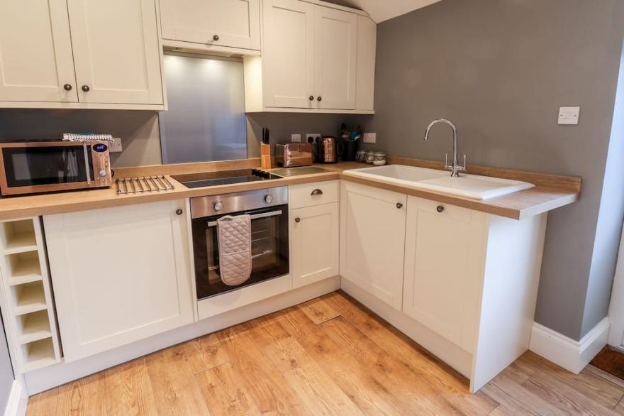 THE PHEASANTRY, pet friendly, with hot tub in Seamer, North Yorkshire