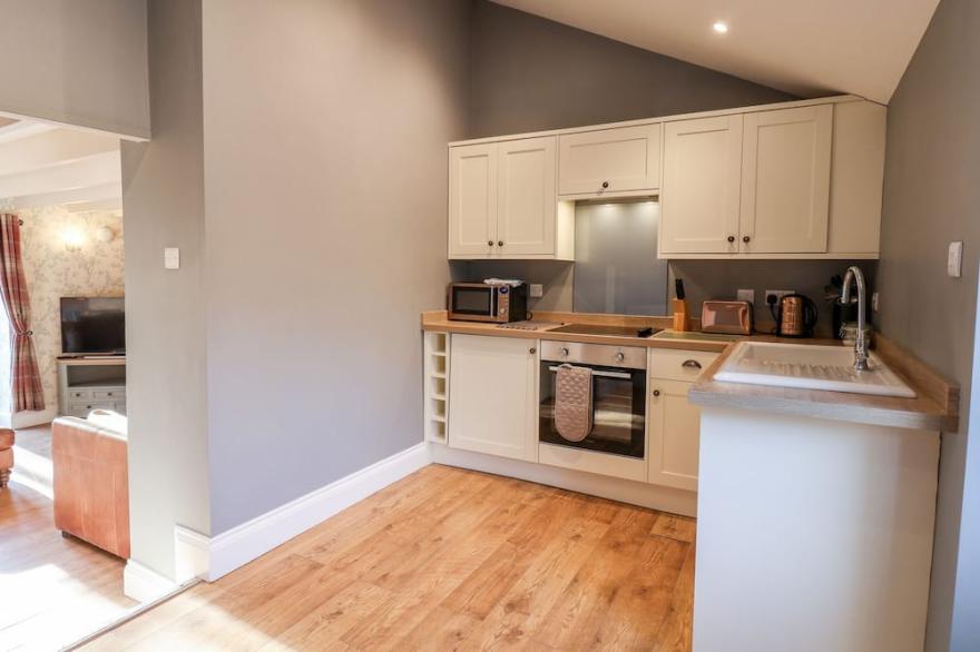 THE PHEASANTRY, pet friendly, with hot tub in Seamer, North Yorkshire