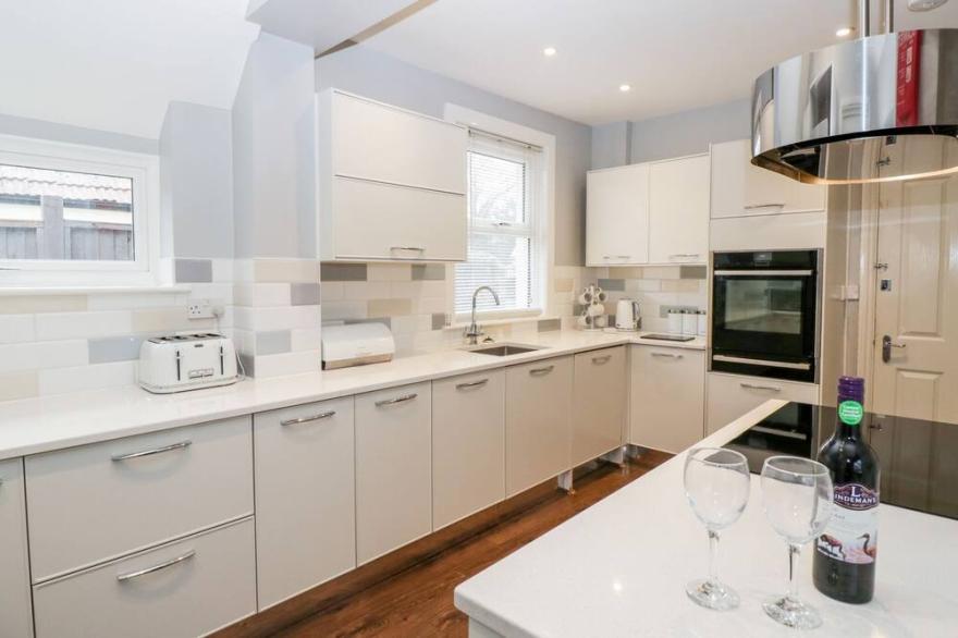 TREE OF LIFE HOUSE, NUMBER 27 BERE LANE, pet friendly in Glastonbury