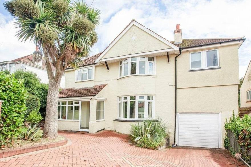 Cheerful 6 bedroom property with cinema room