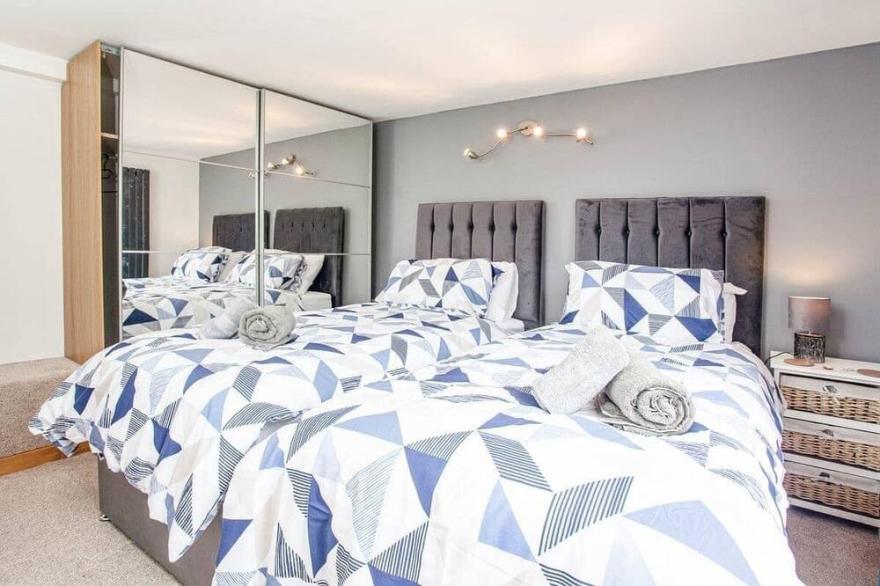 Cheerful 6 bedroom property with cinema room