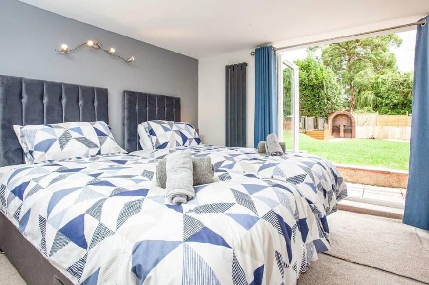 Cheerful 6 bedroom property with cinema room