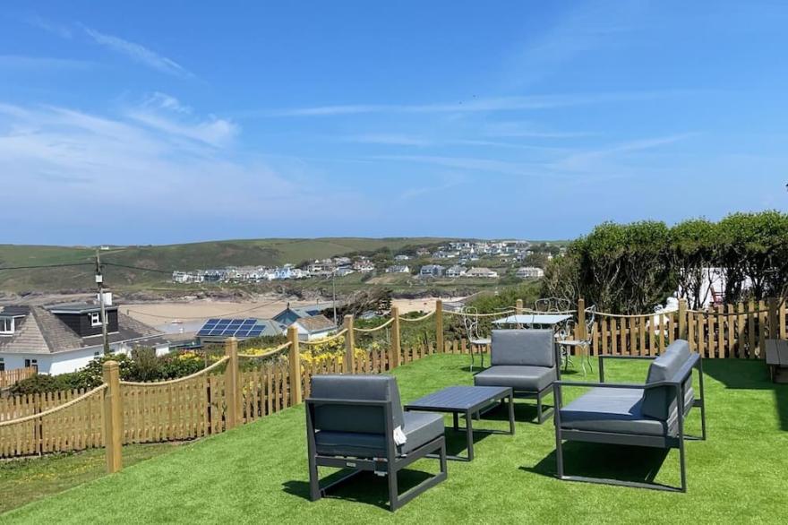 Dog friendly 4 bed bungalow overlooking Polzeath Beach