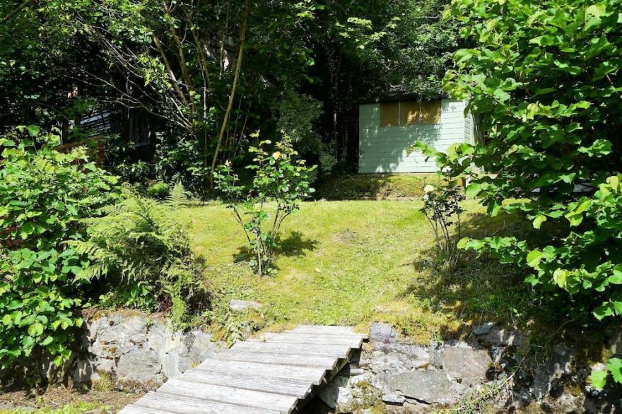 Moriston Cottage -  a cottage that sleeps 4 guests  in 2 bedrooms