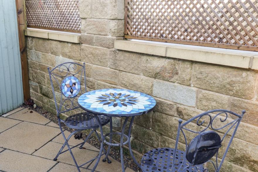 TAWNY COTTAGE, pet friendly, with hot tub in Seamer, North Yorkshire