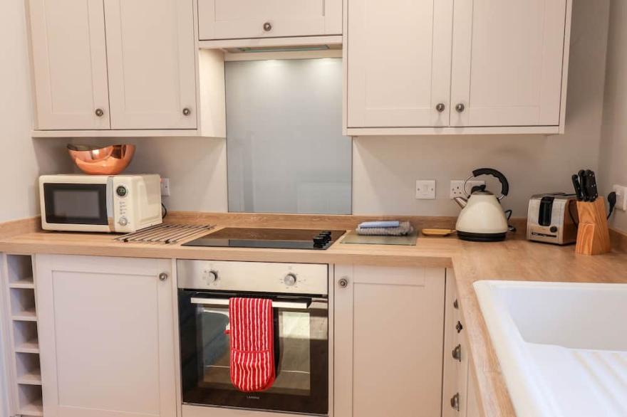 TAWNY COTTAGE, pet friendly, with hot tub in Seamer, North Yorkshire