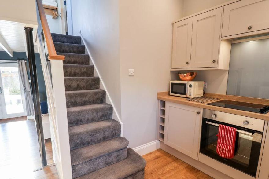 TAWNY COTTAGE, pet friendly, with hot tub in Seamer, North Yorkshire