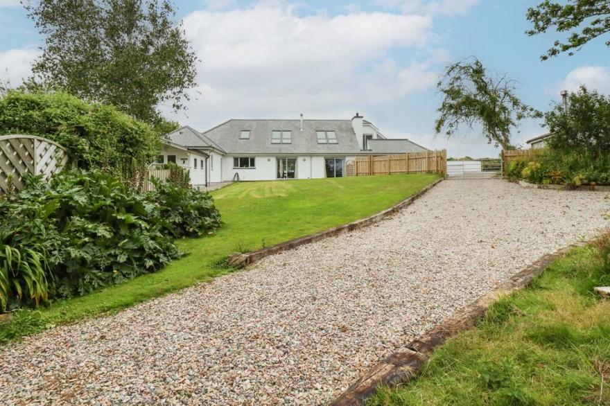 WOODLANDS CLOSE, pet friendly, luxury holiday cottage in Padstow