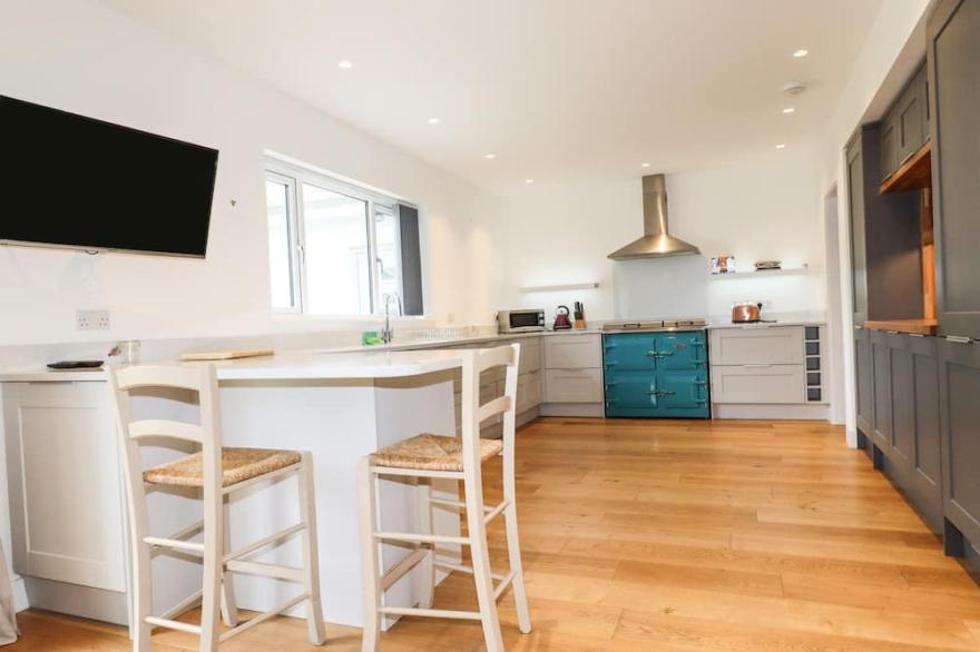 WOODLANDS CLOSE, pet friendly, luxury holiday cottage in Padstow