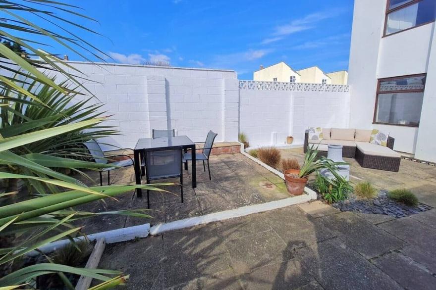 Light and airy house in residential area. Close to town, boating lake and river.