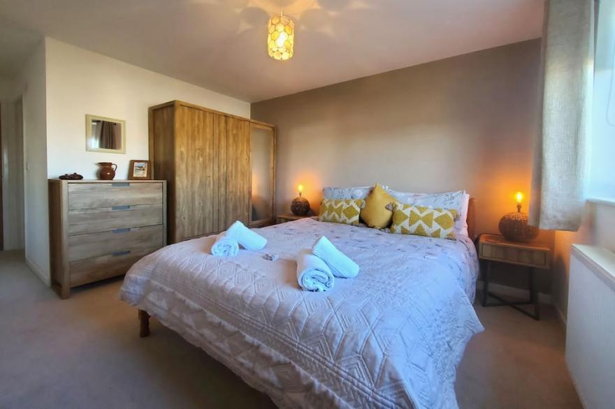 Light and airy house in residential area. Close to town, boating lake and river.