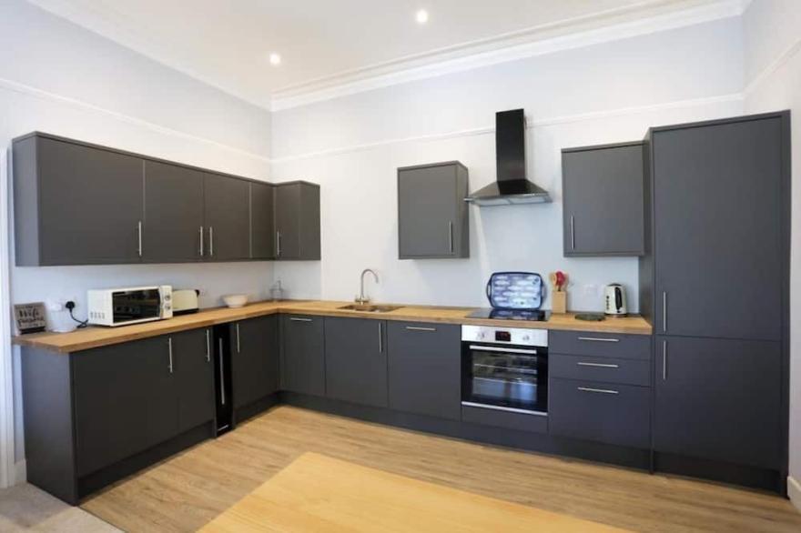 BOURNECOAST: MODERN TOWN CENTRE APARTMENT - NEAR SHOPS & SANDY BEACHES - FM2754